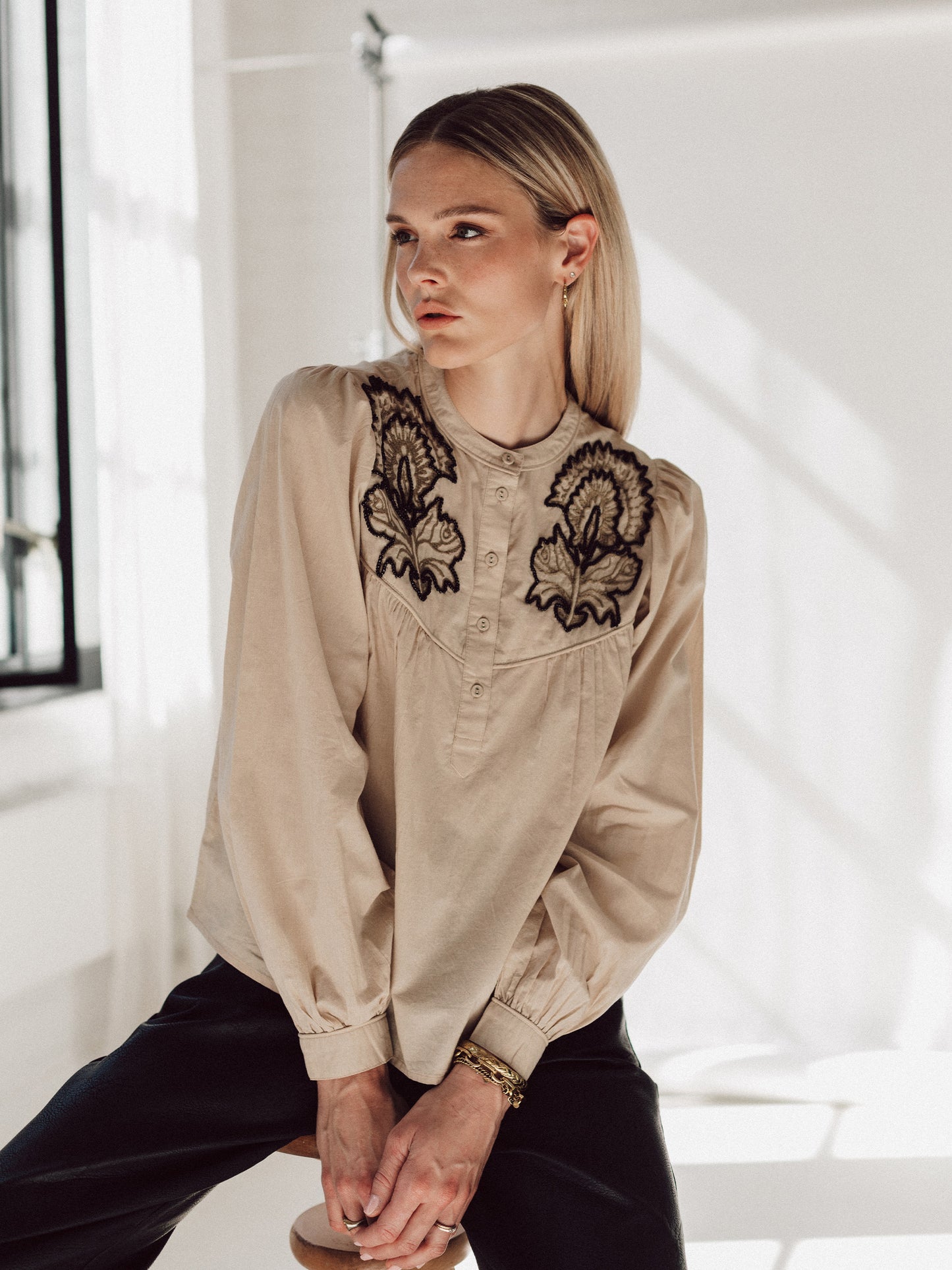 Feather blouse Sand